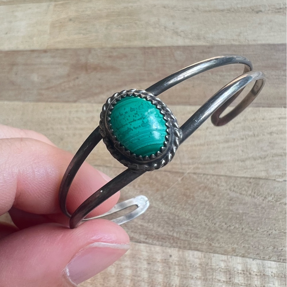 Vintage southwestern style silver cuff malachite bracelet